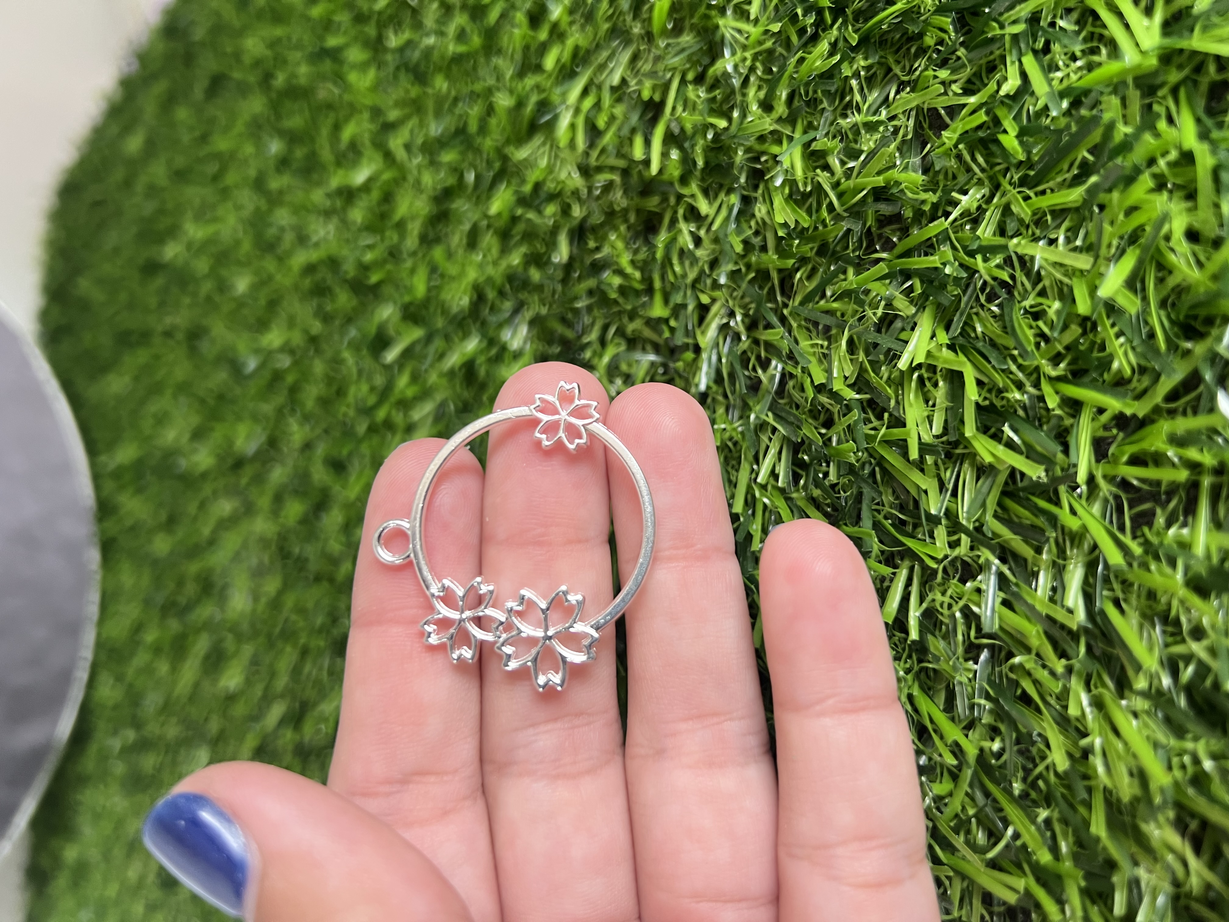 Bisel Redondo Con Flores Plateado