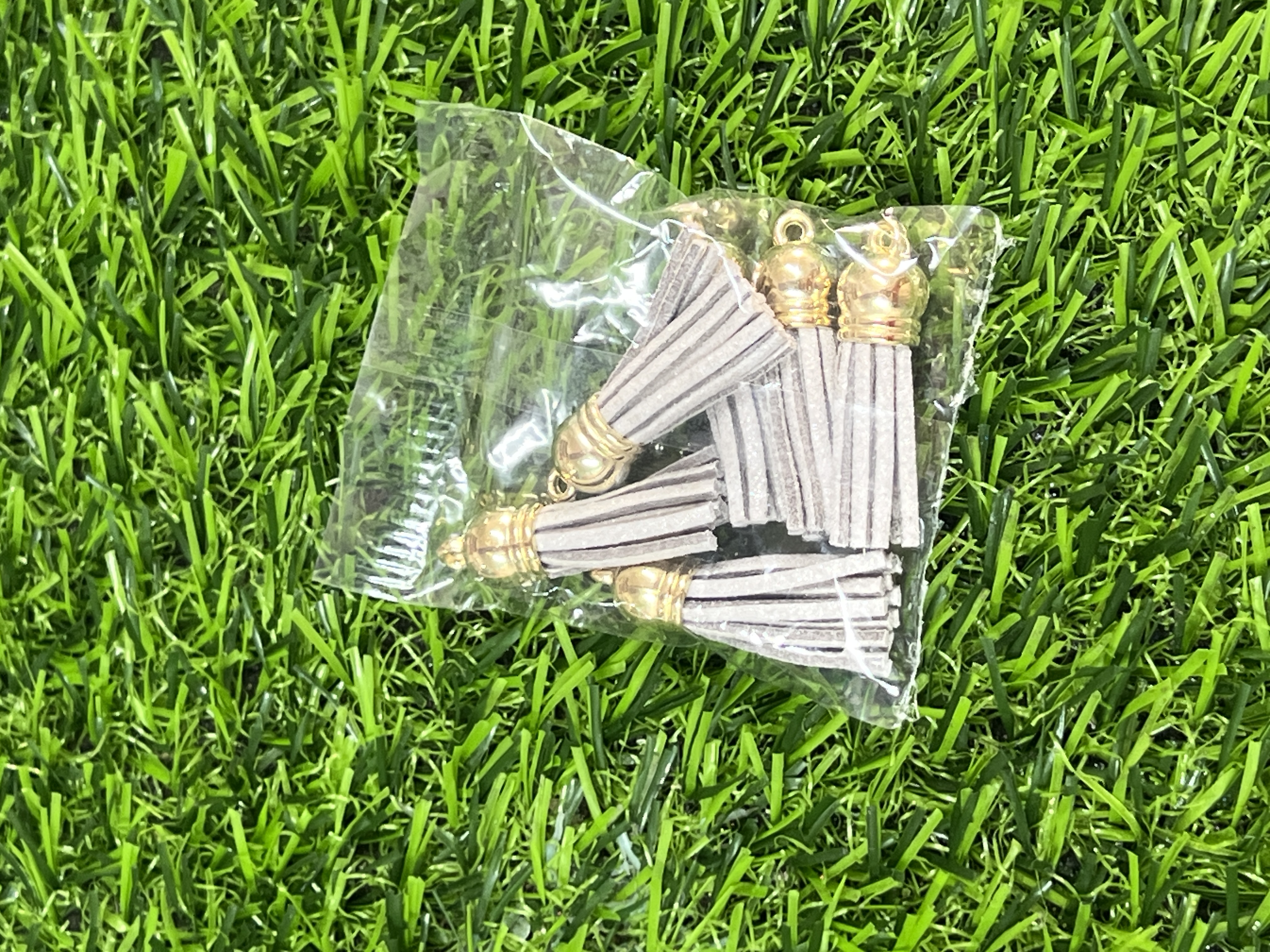 Borlas De Cuerina Tapa Dorada Color Gris