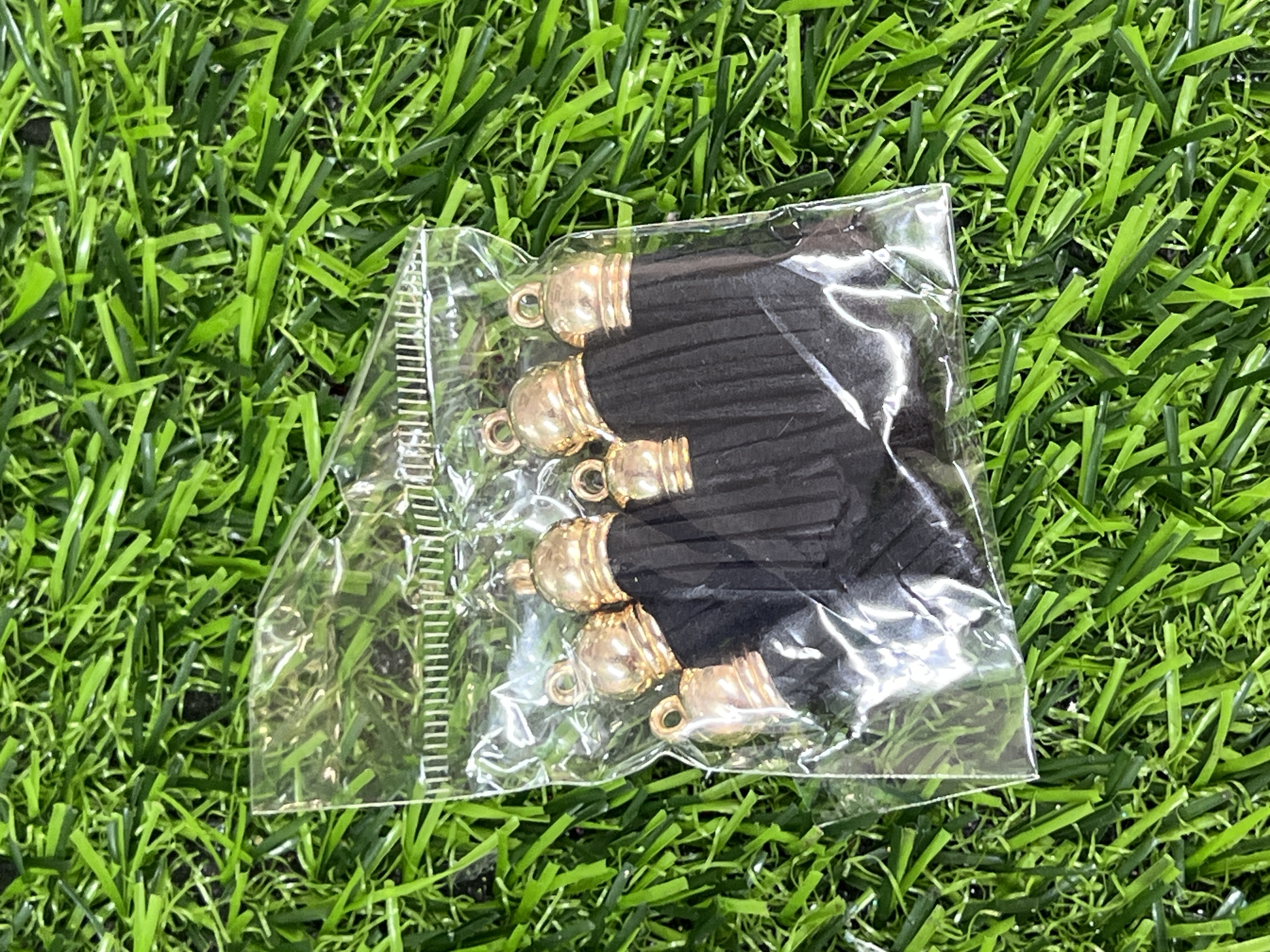 Borlas De Cuerina Tapa Dorada Color Negra