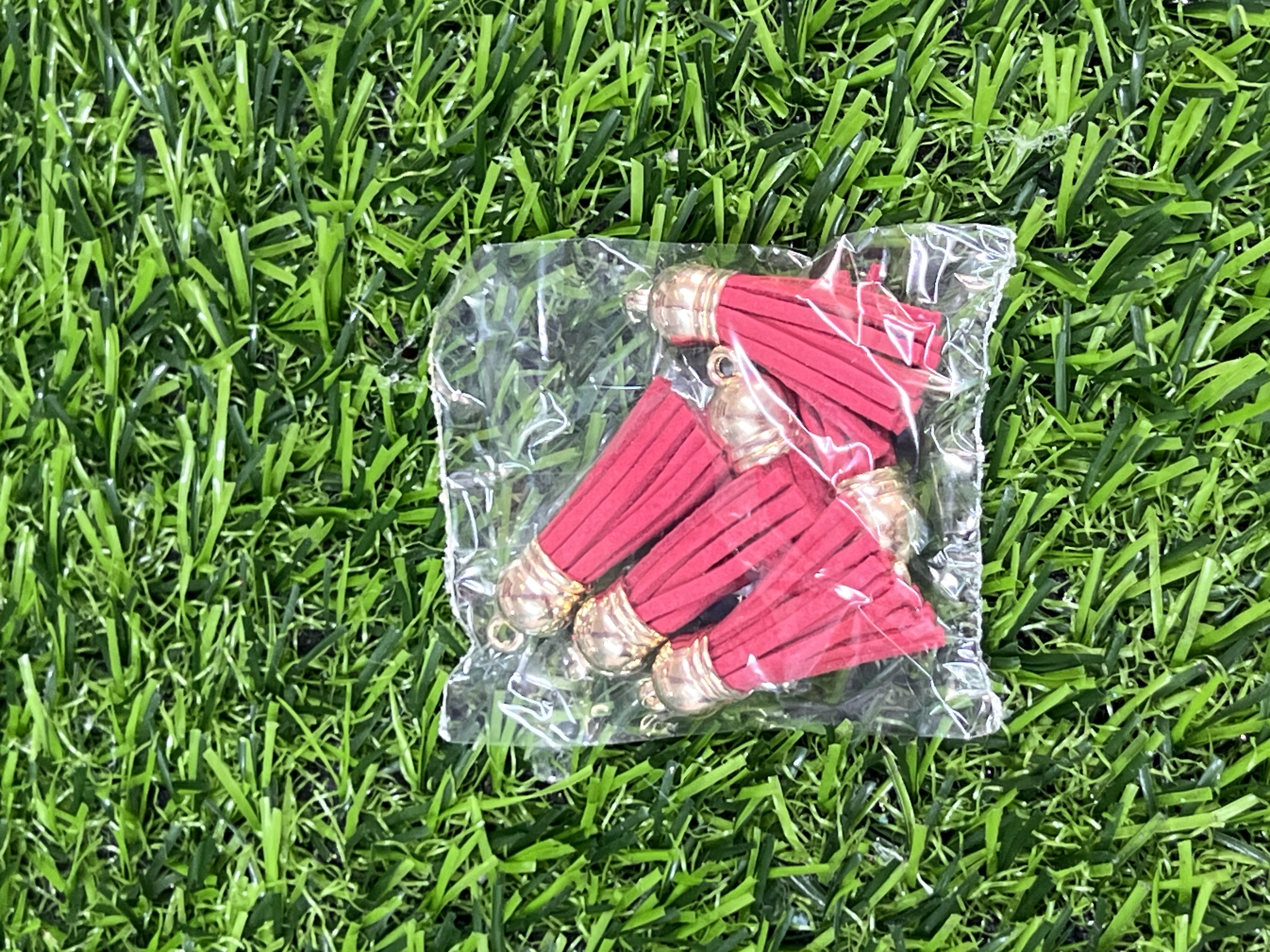 Borlas De Cuerina Tapa Dorada Color Rojo