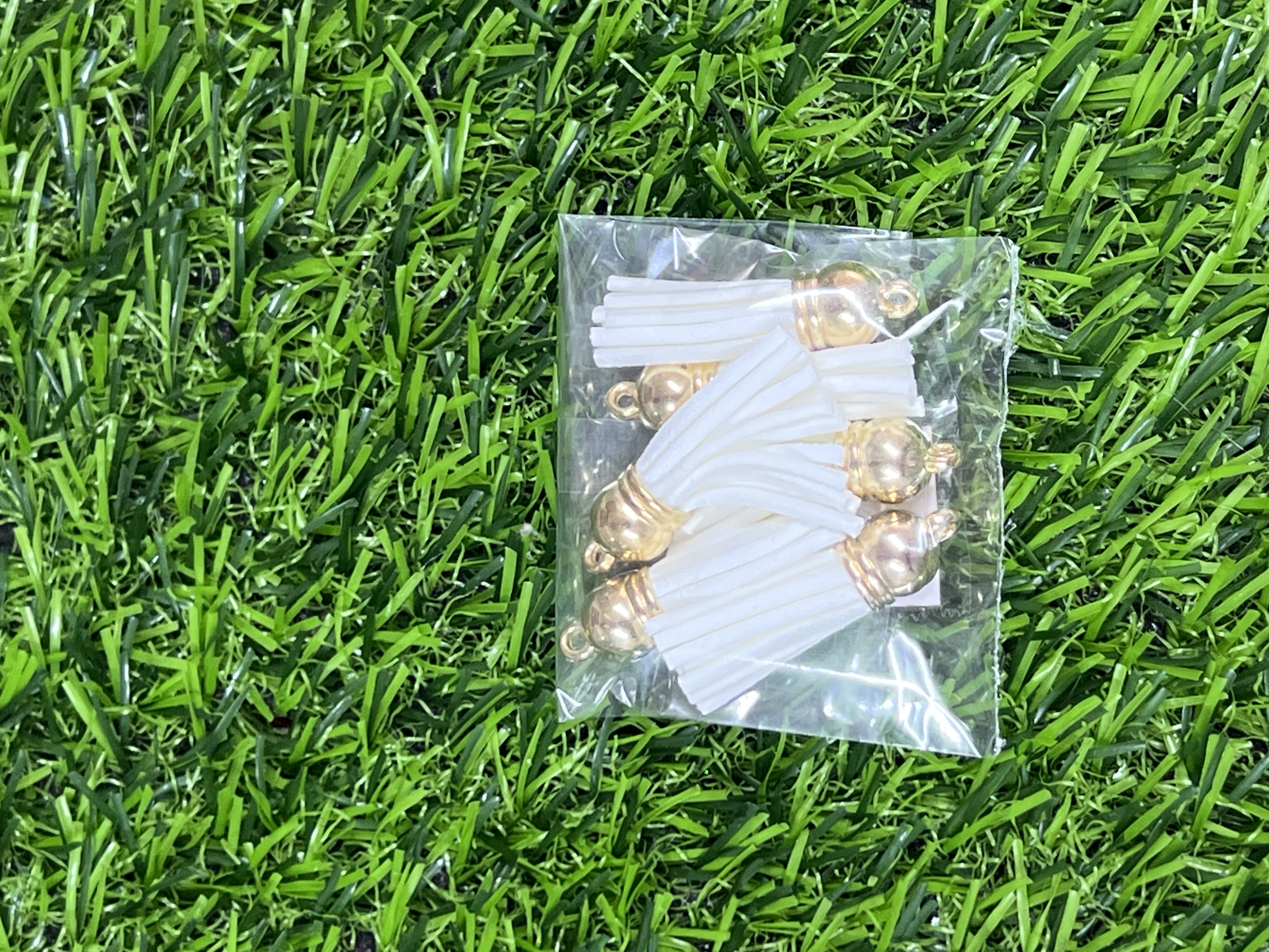 Borlas De Cuerina Tapa Dorada Color Blanco