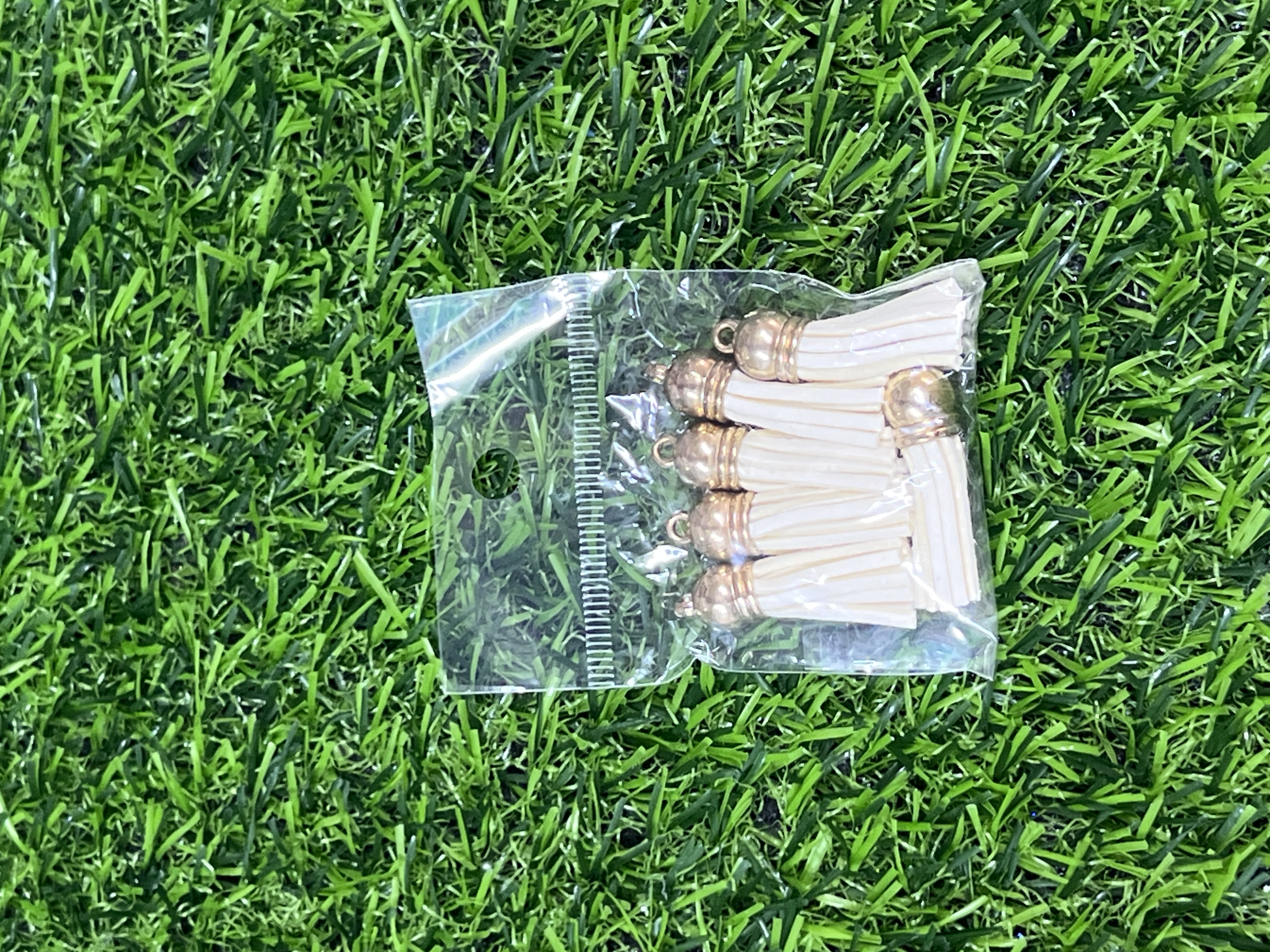 Borlas De Cuerina Tapa Dorada Color Beige