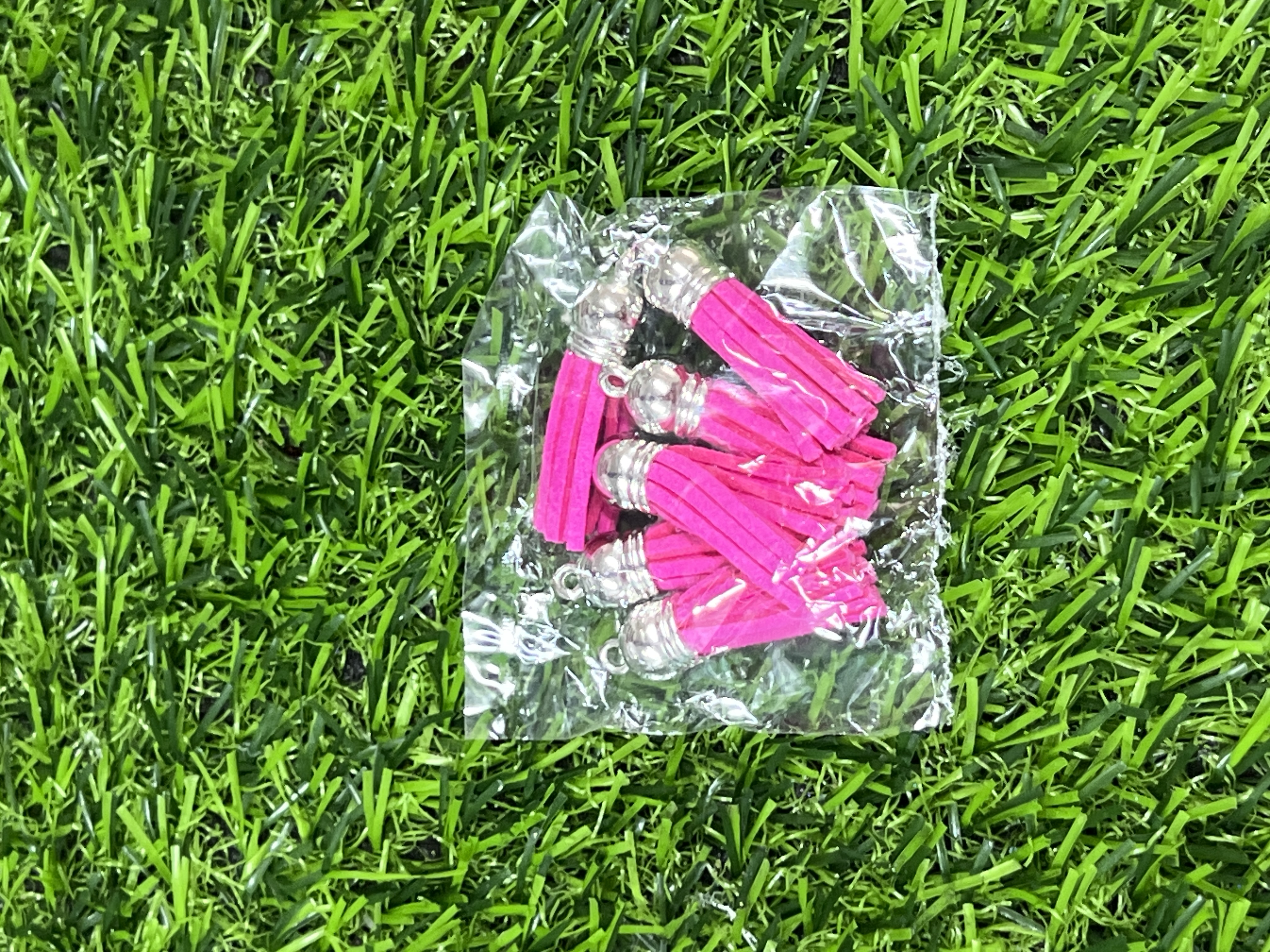 Borlas De Cuerina Tapa Plateada Color Fucsia