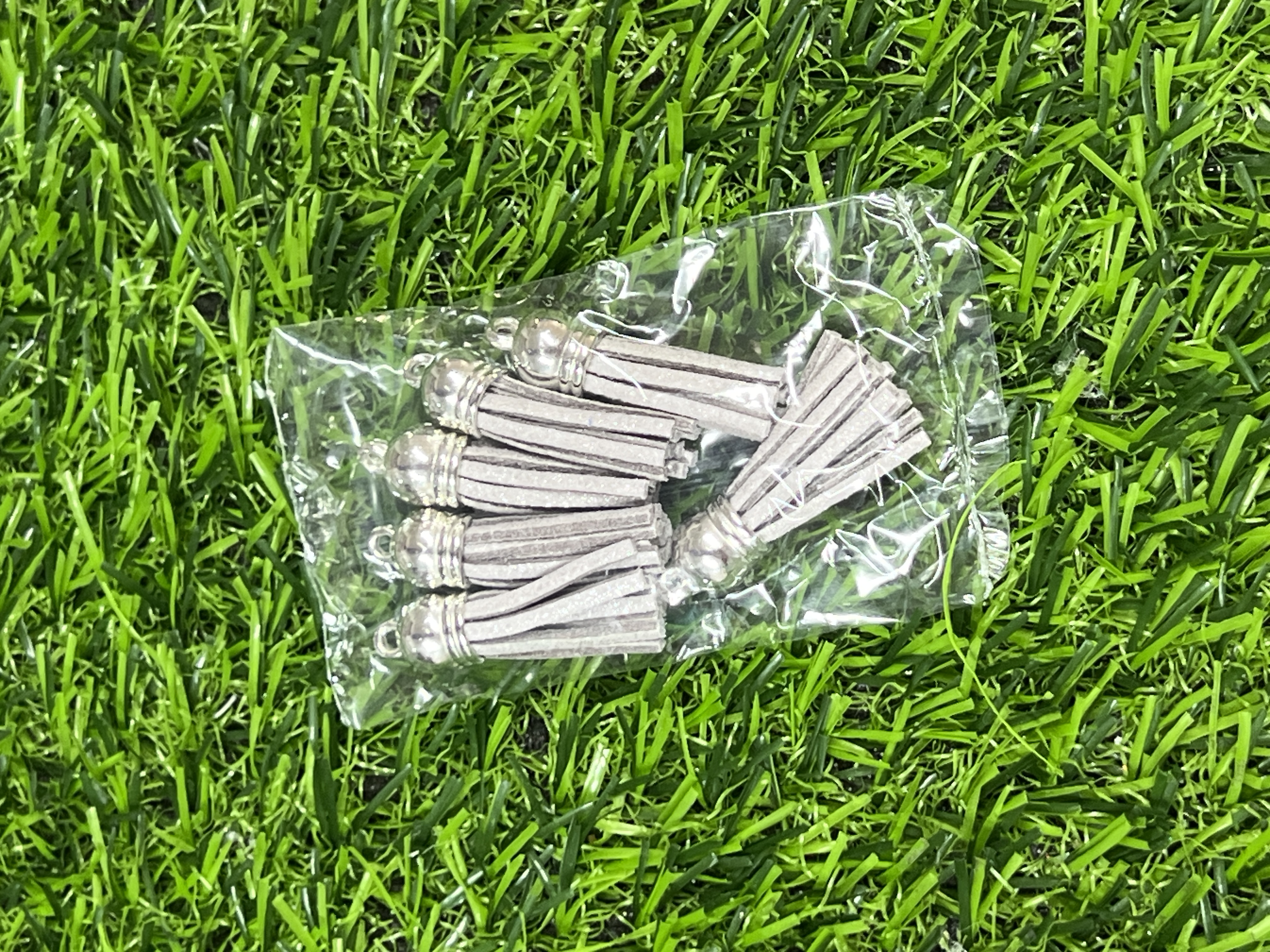 Borlas De Cuerina Tapa Plateada Color Gris