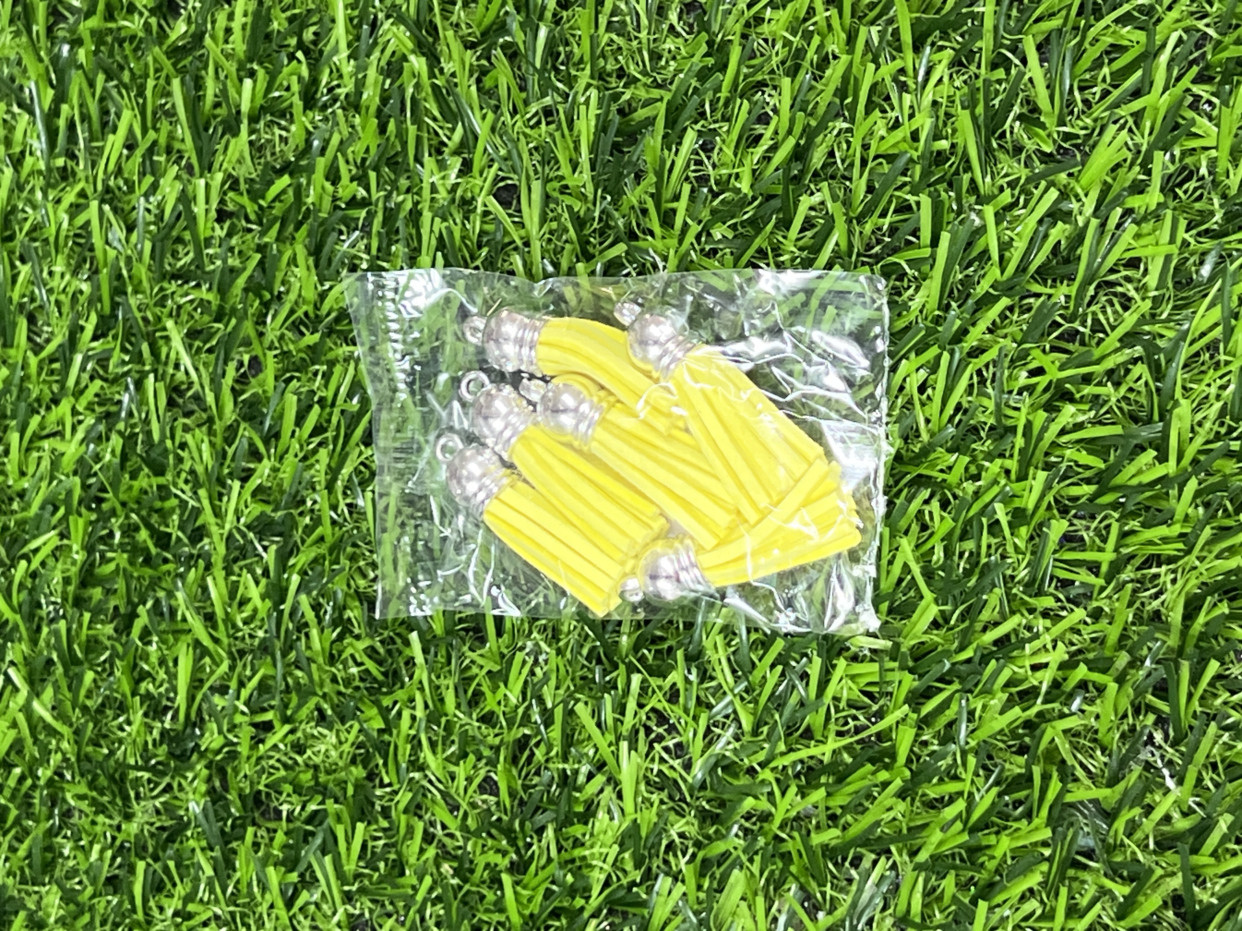 Borlas De Cuerina Tapa Plateada Color Amarillas