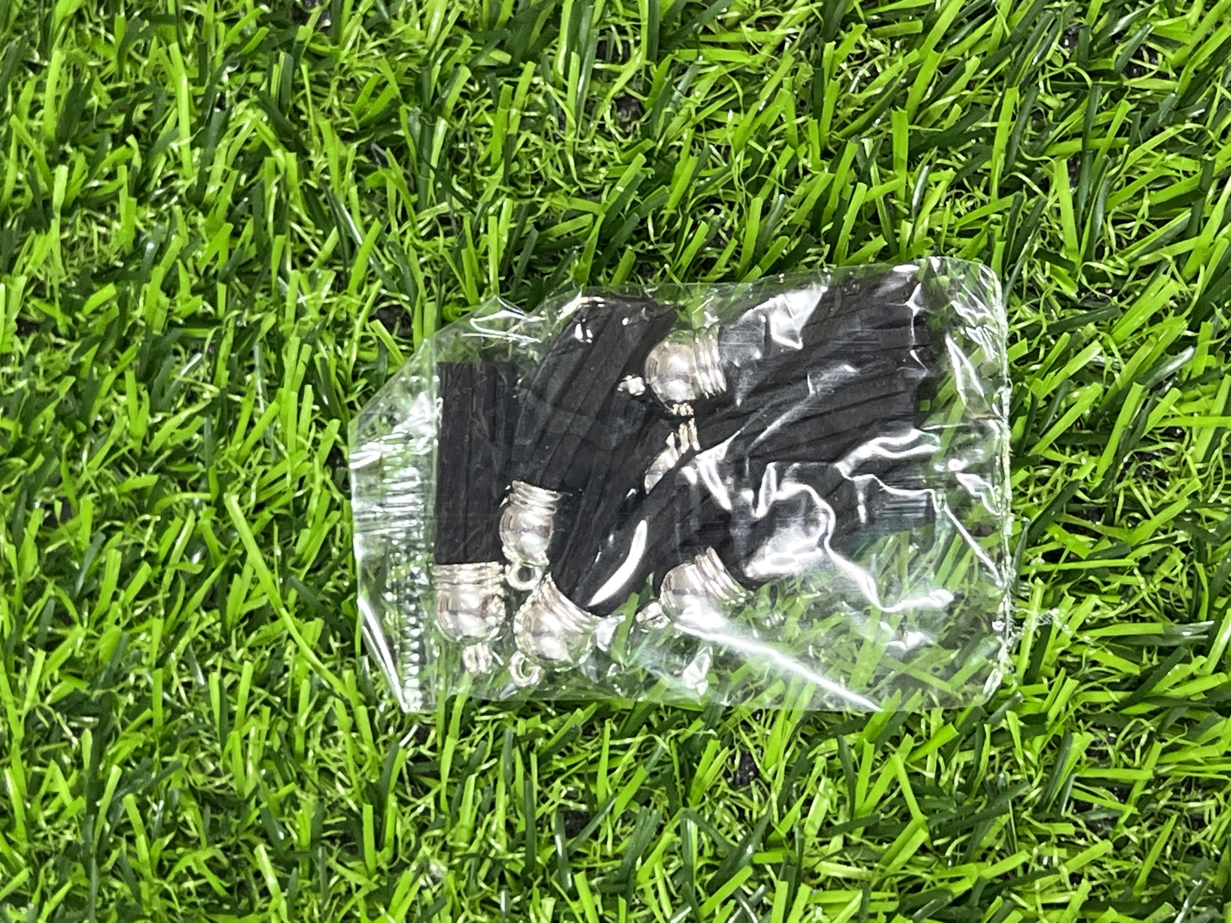 Borlas De Cuerina Tapa Plateada Color Negra