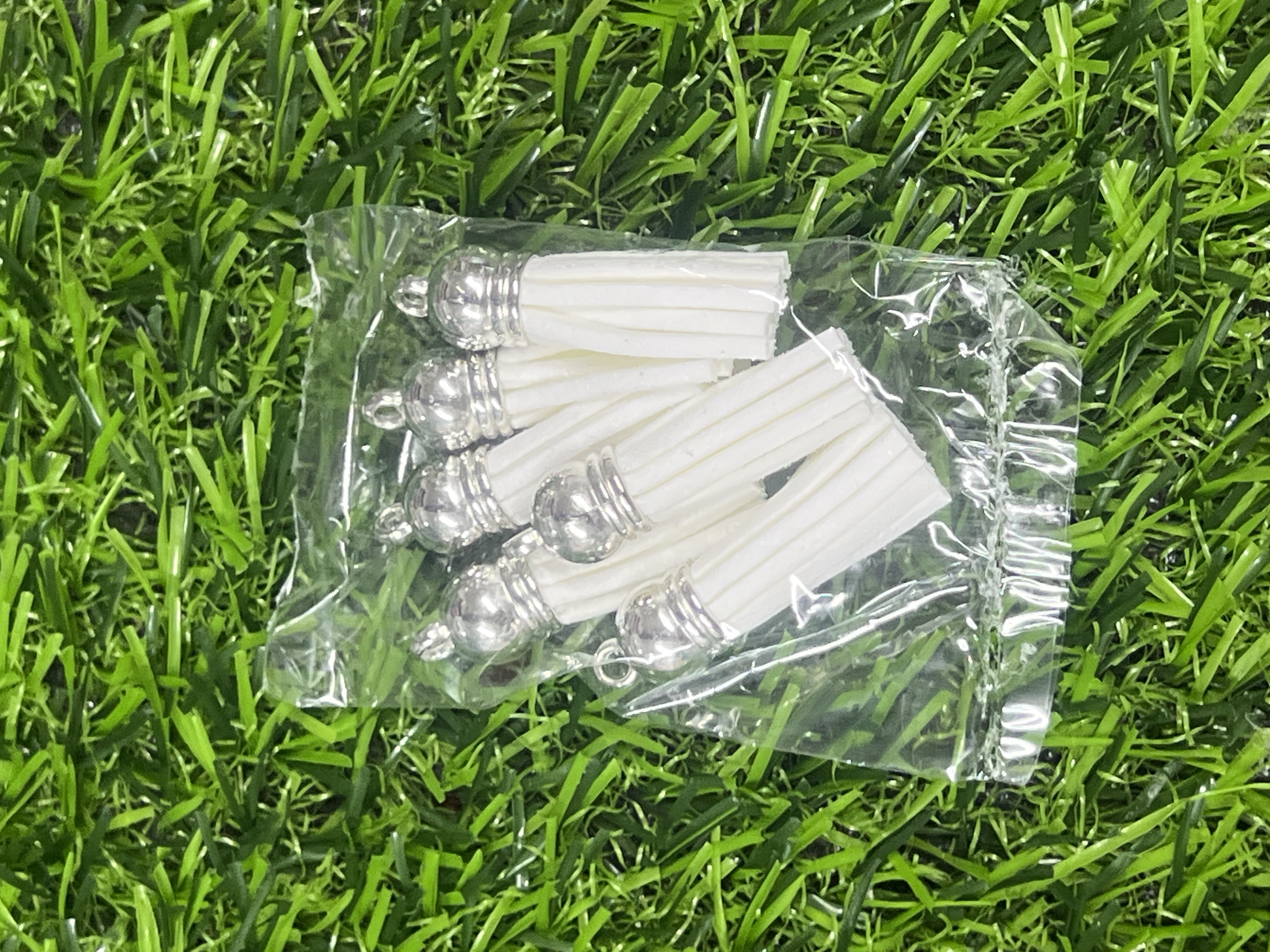 Borlas De Cuerina Tapa Plateada Color Blanco