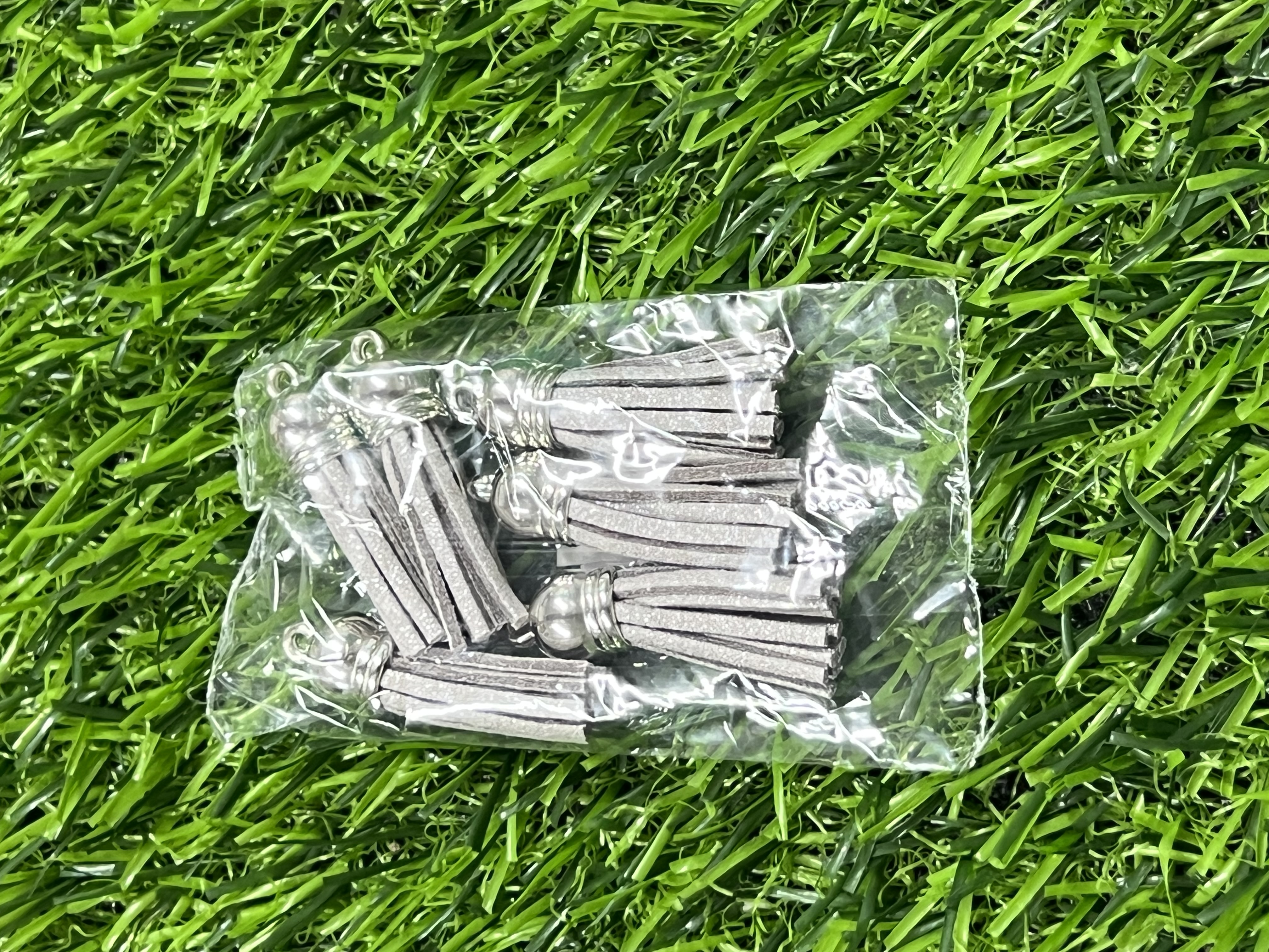 Borlas Cuerina Tapa Plateada Color Gris