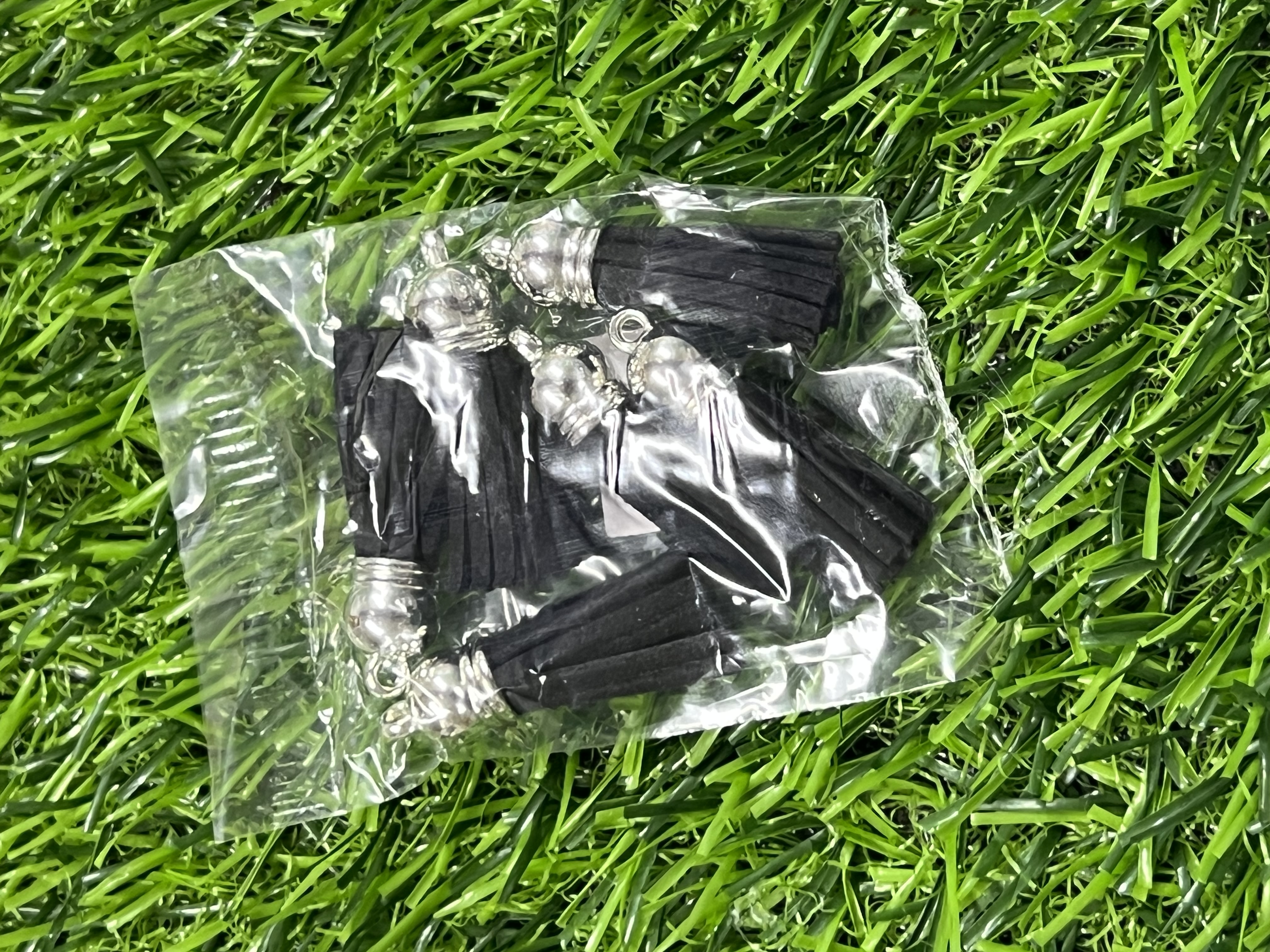 Borlas Cuerina Tapa Plateada Color Negras