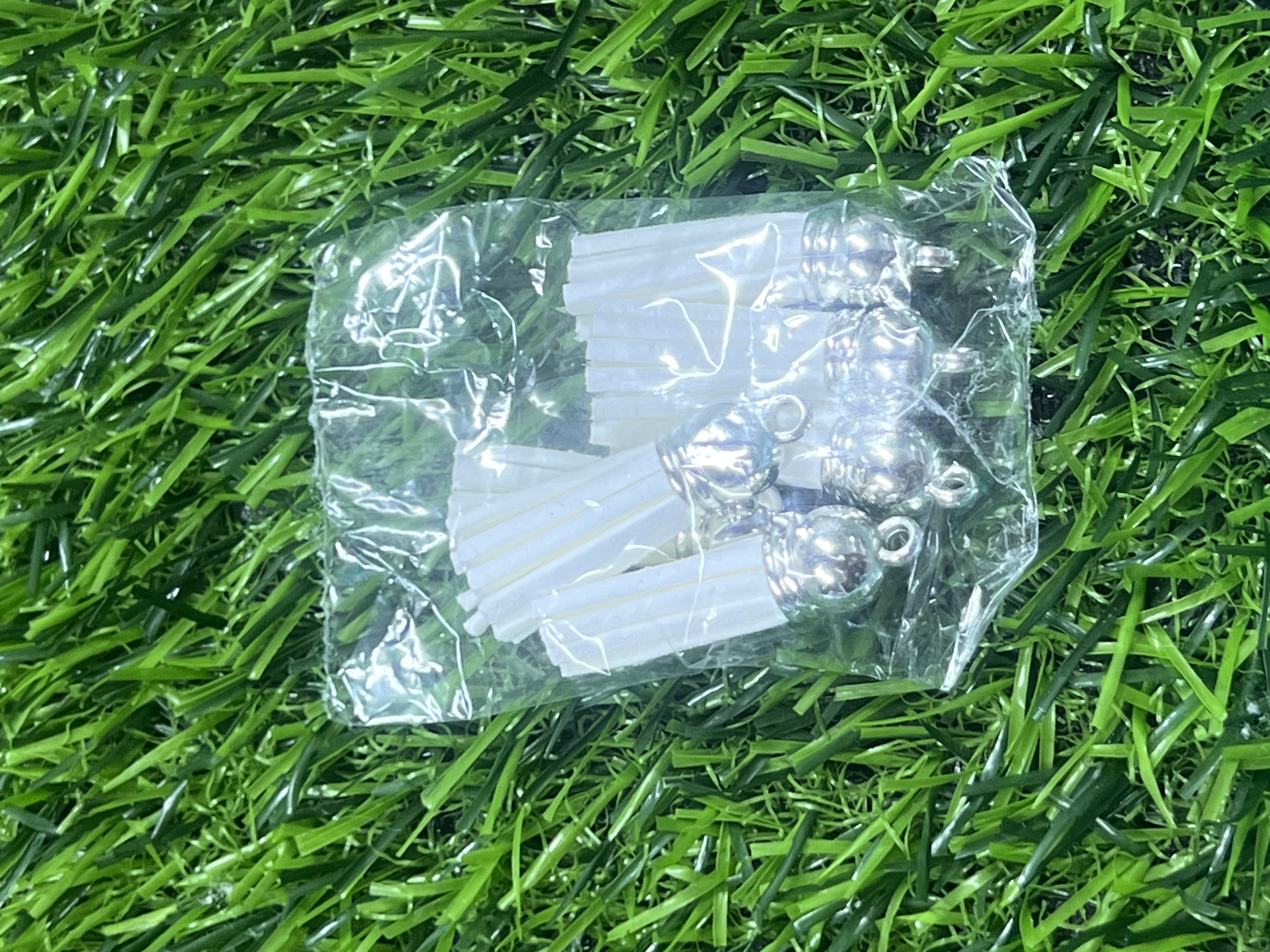 Borlas Cuerina Tapa Plateada Color Blancas